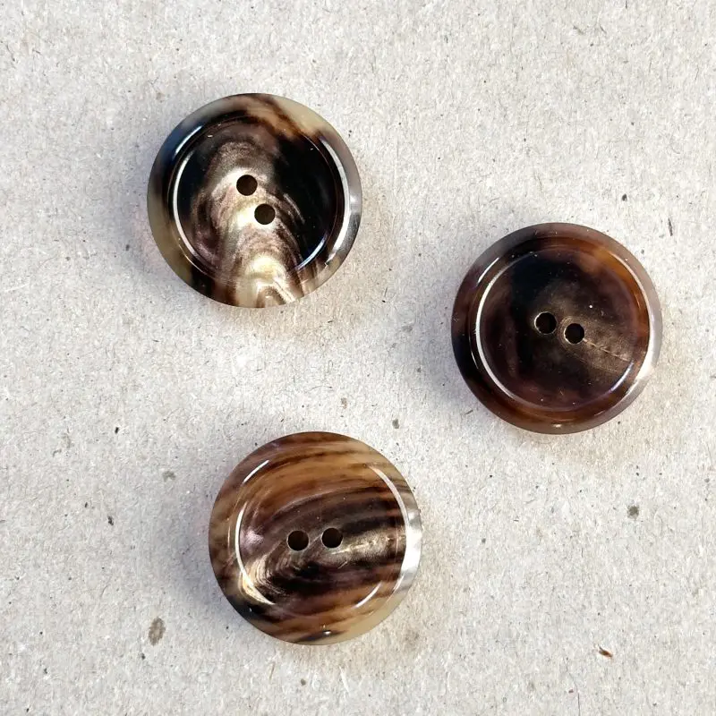 Guziki rogowe gładkie z jasnym akcentem 25 mm 1 szt.