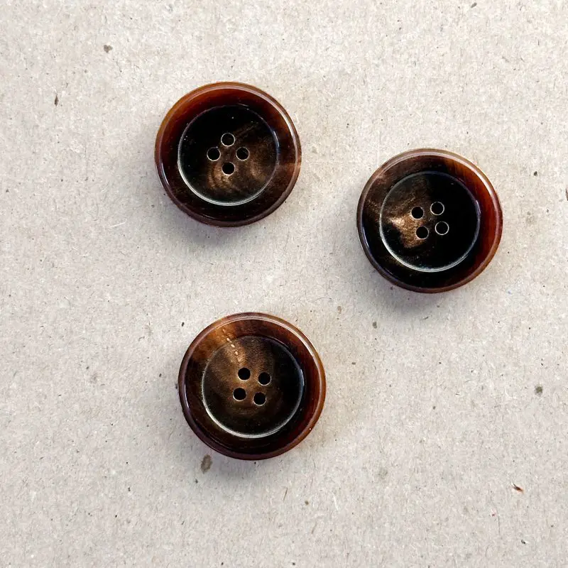 Guziki rogowe bardzo ciemny brąz 22/25 mm 1 szt.