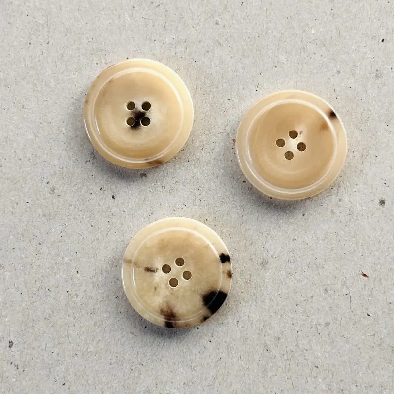 Guziki rogowe jasne w odcieniach beżu 22/25 mm 1 szt.