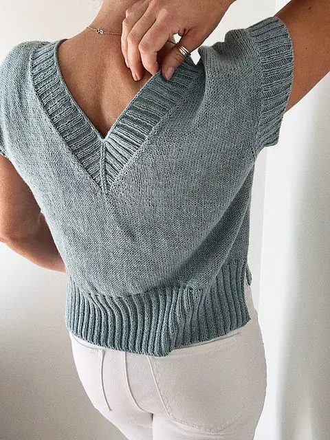 Suri Shirt V-Neck od Caidree wzór na druty z włóczką Puno