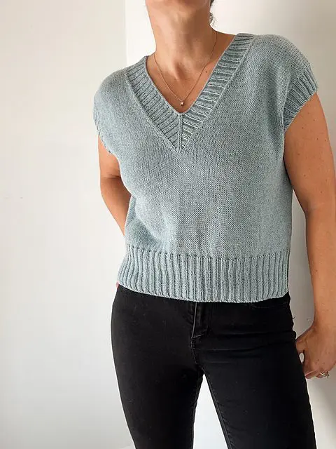 Suri Shirt V-Neck od Caidree wzór na druty z włóczką Puno