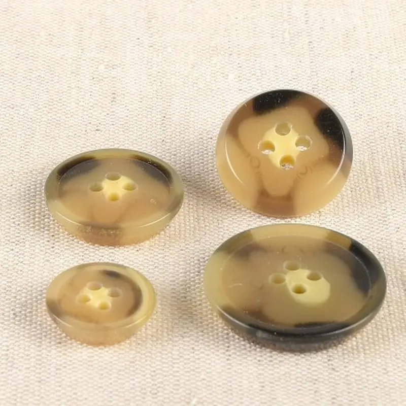 Guzik syntetyczny róg 25 mm 1 szt.