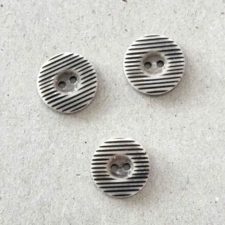 Guziki z orzecha szare w paski 18 mm 1 szt.