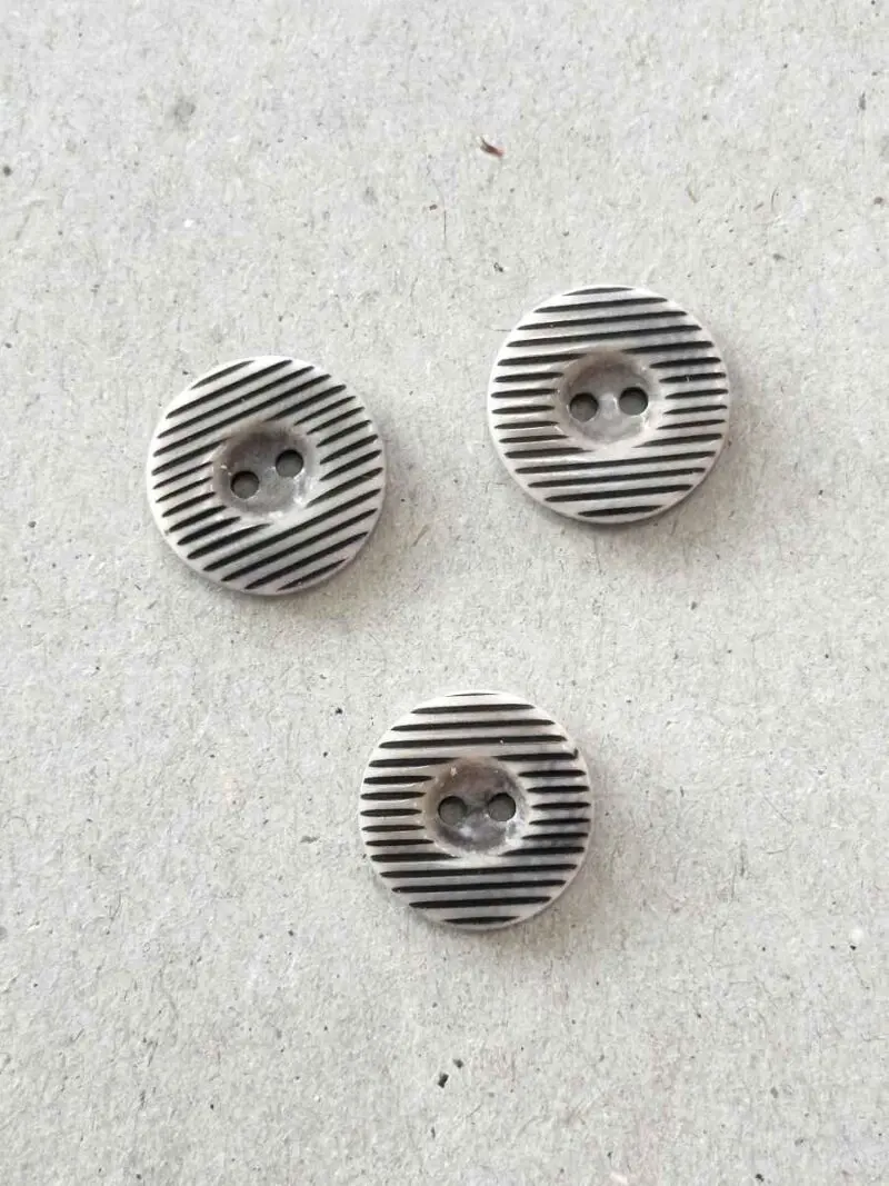 Guziki z orzecha szare w paski 18 mm 1 szt.