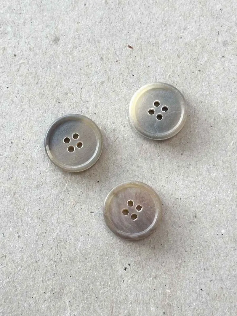 Guziki rogowe szare 18 mm 1 szt.