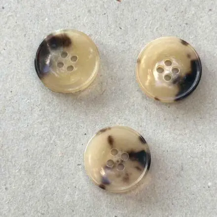 Guziki rogowe jasny brąz 20 mm 1 szt.