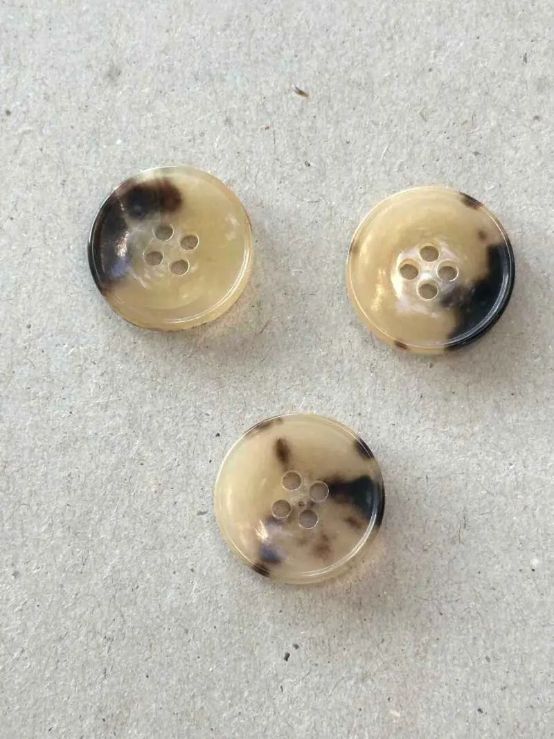 Guziki rogowe jasny brąz 20 mm 1 szt.