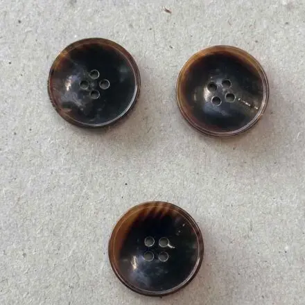 Guziki rogowe ciemny brąz 22 mm 1 szt.