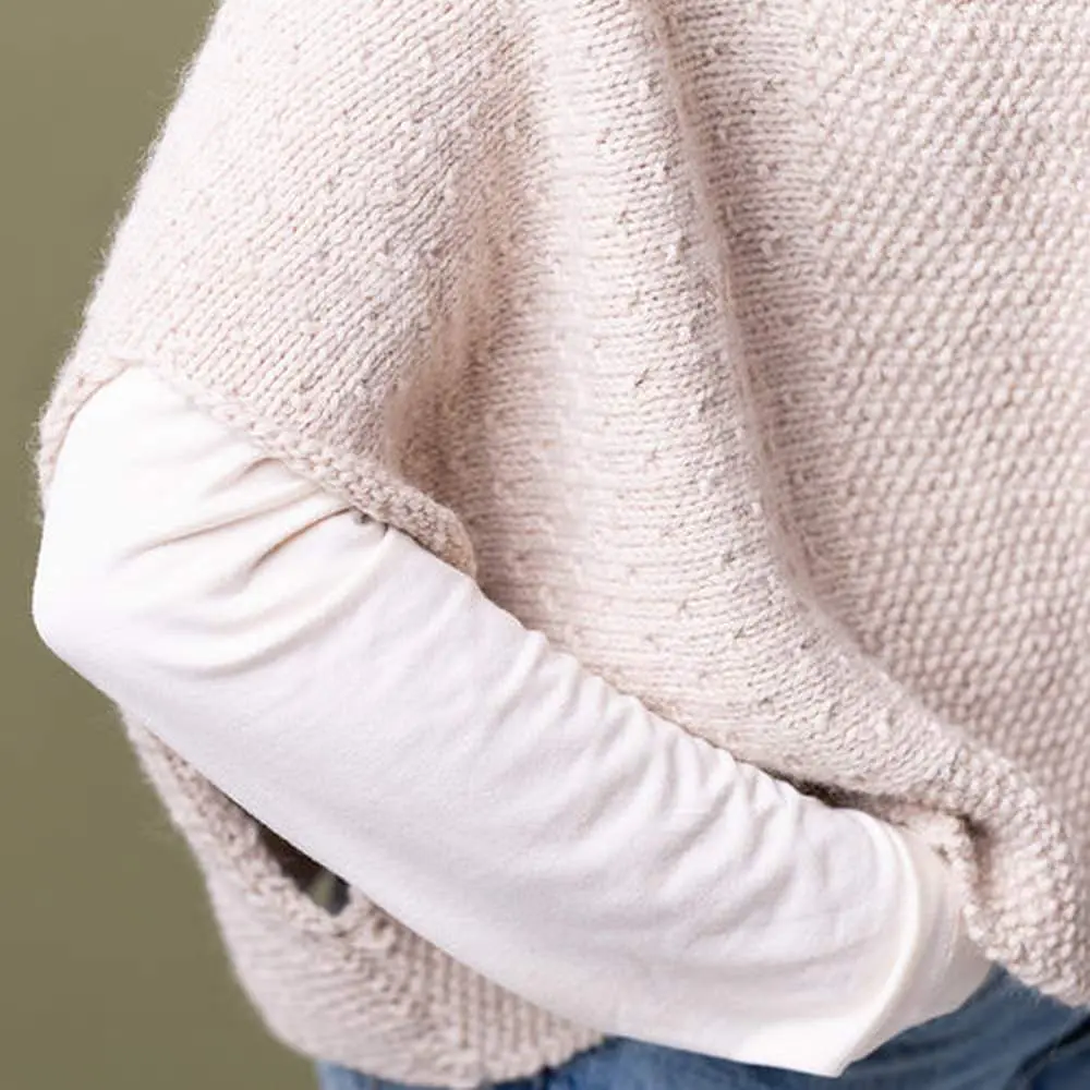 Ponczo DOTTED CAPE wzór na druty z włóczką