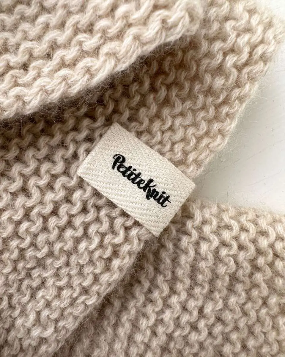 Metka PetiteKnit składana logo L025