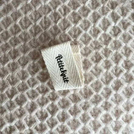 Metka PetiteKnit składana logo L025