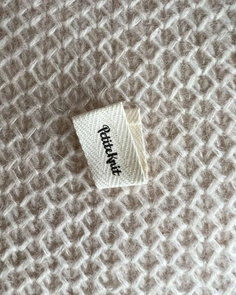 Metka PetiteKnit składana logo L025
