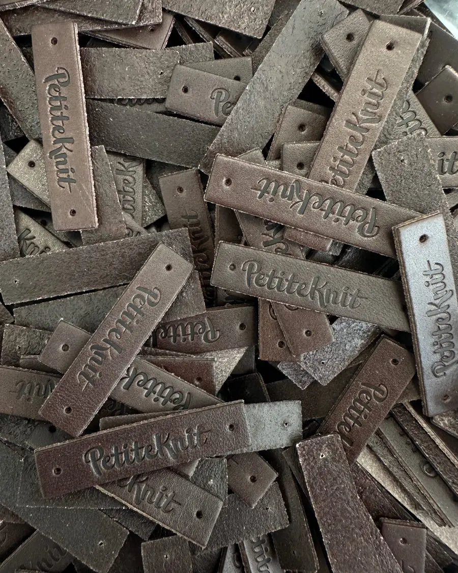 skórzana metka PetiteKnit z logo mała w kolorze ciemny brąz L037