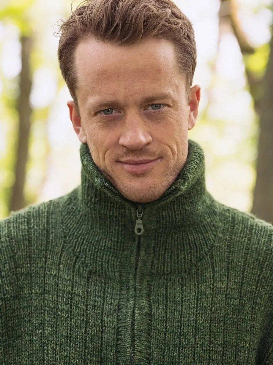 Tarjei Sweater 25-04 wzór na druty z włóczką