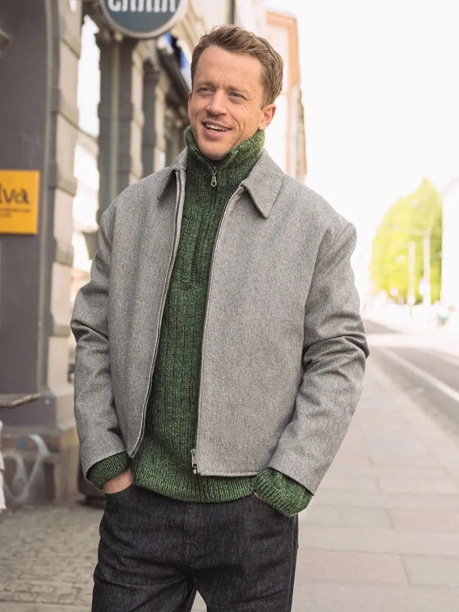 Tarjei Sweater 25-04 wzór na druty z włóczką