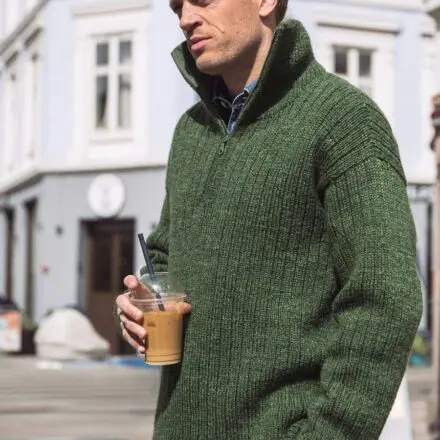 Tarjei Sweater 25-04 wzór na druty z włóczką