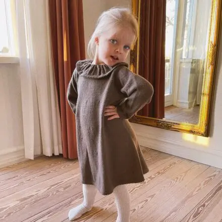 PetiteKnit Dagmar's Dress wzór na druty na sukienkę dla dziewczynki