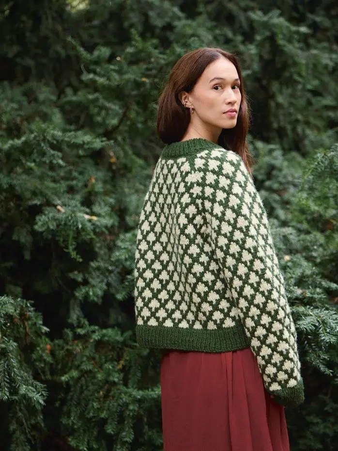 Zestaw wzór na druty z włóczką Fritidsgarn marki Sandnes Garn Christmas Tree Sweater 2511-02