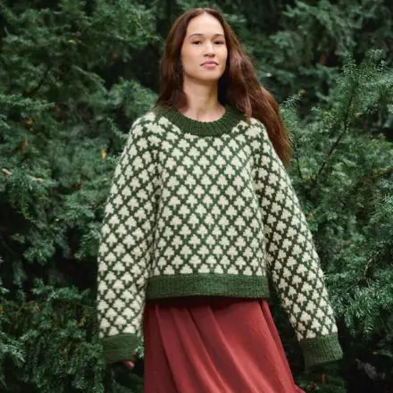 Zestaw wzór na druty z włóczką Fritidsgarn marki Sandnes Garn Christmas Tree Sweater 2511-02