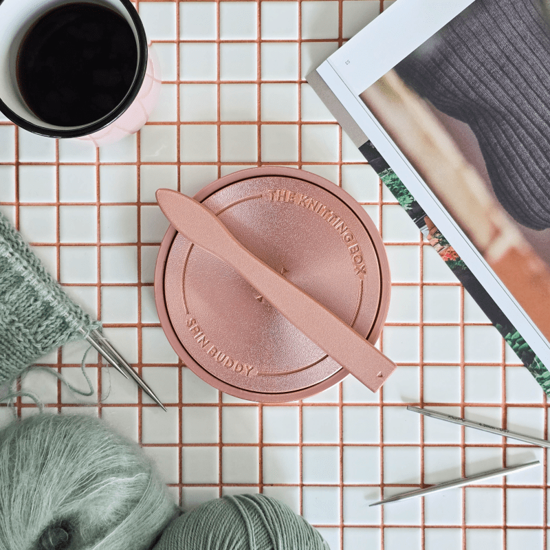 The Knitting Box Spinn Buddy satynowa róża