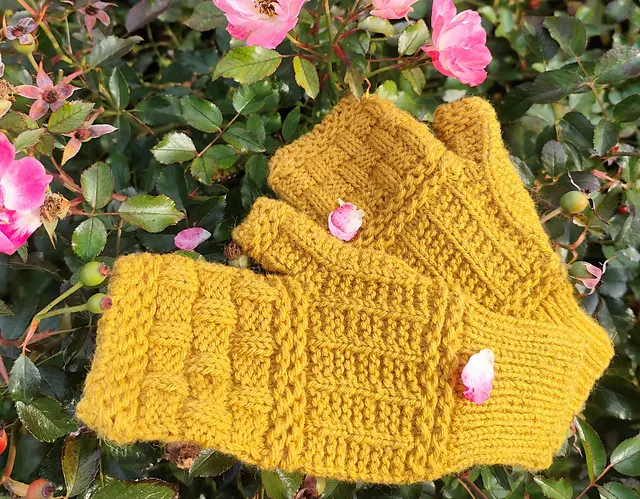 Mix It Up Mittens wzór na druty z włóczką Sayama Pascuali