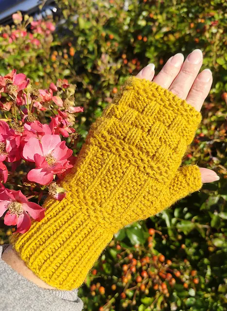 Beata Kośla Mix It Up Mittens Pascuali wzór na druty z włóczką