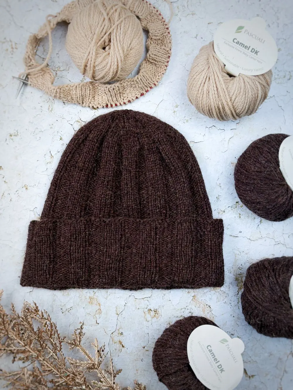 Four by Four Hat wzór na druty z włóczką Camel DK