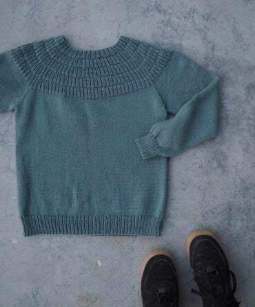 PetiteKnit Anker's Junior wzór swetra do robienia na drutach dla dzieci