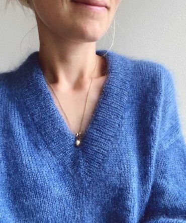 PetiteKnit Stockholm Sweater V-neck sweter dekolt w literę V
