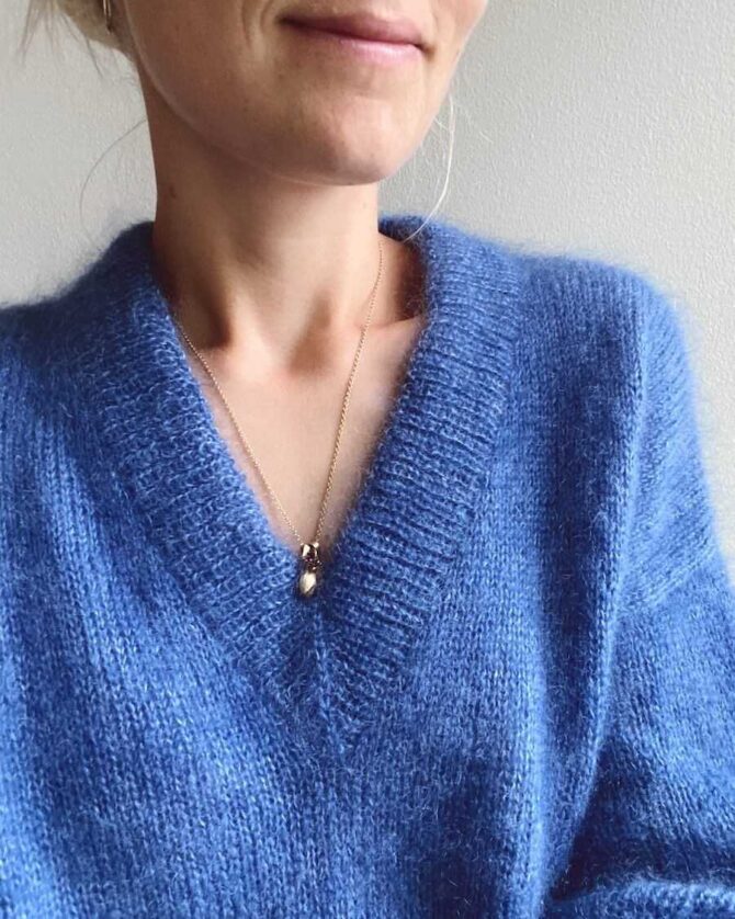 PetiteKnit Stockholm Sweater V-neck sweter dekolt w literę V