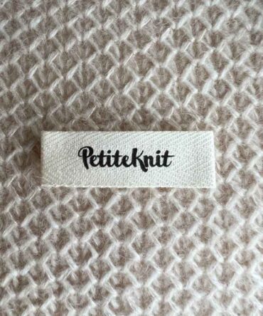 Metka PetiteKnit logo metka materiałowa do ubrań