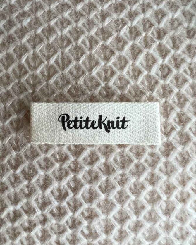 Metka PetiteKnit logo metka materiałowa do ubrań