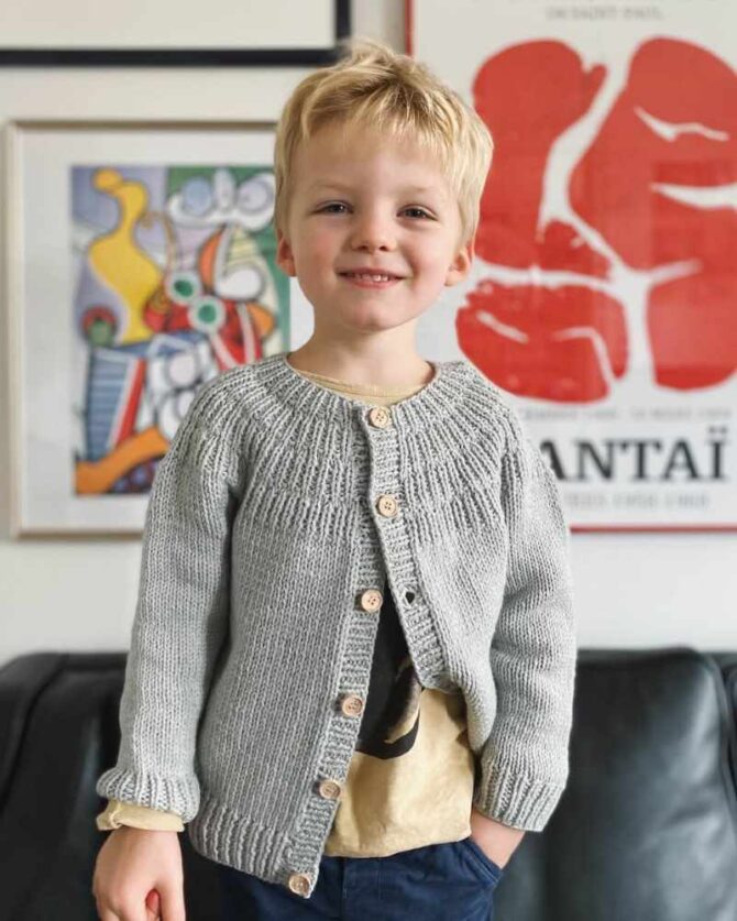 PetiteKnit wzory Anker's Jacket wzór na rozpinany sweter do robienia na drutach
