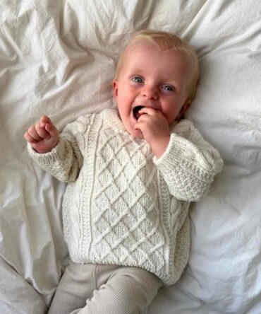 PetiteKnit Moby Sweater Baby wzór na sweter dla dzieci do robienia na drutach