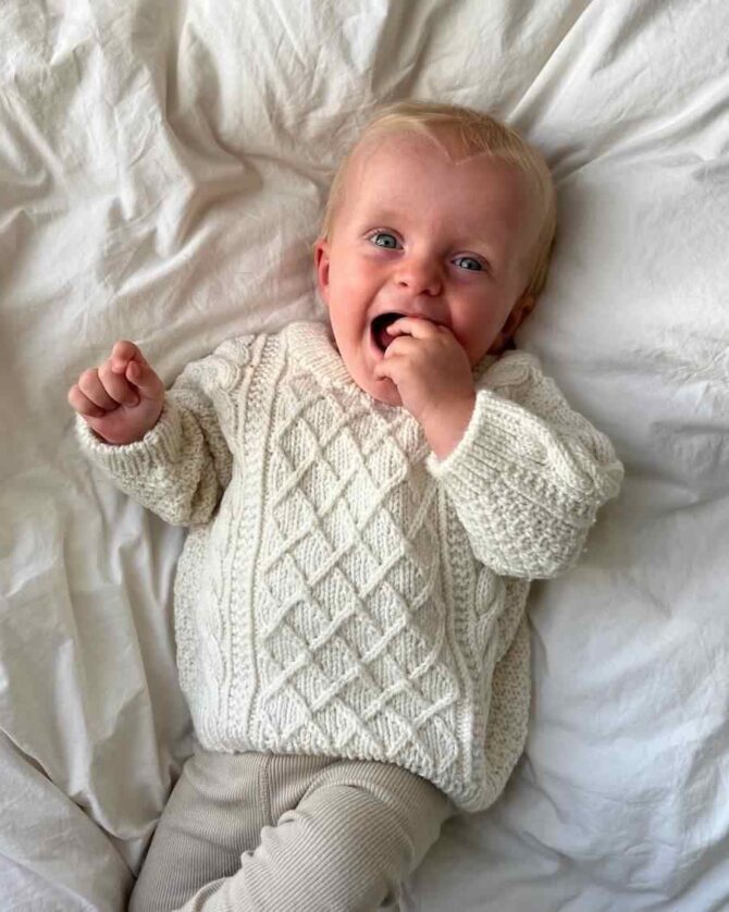 PetiteKnit Moby Sweater Baby wzór na sweter dla dzieci do robienia na drutach