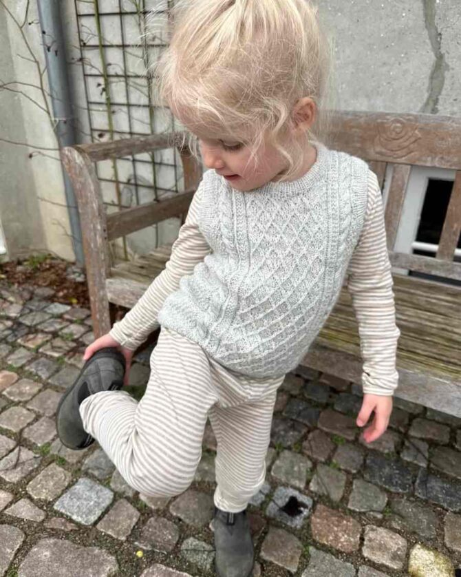 PetiteKnit Moby Slipover Mini wzór na kamizelkę dla dzieci do robienia na drutach