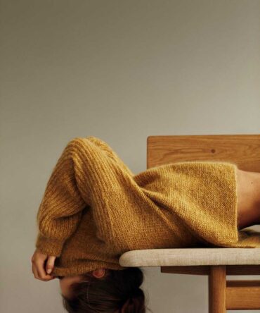 Sweter Windy Helga Isager to piękna propozycja z włóczki Spinni oraz Silk Mohair marki Isager.