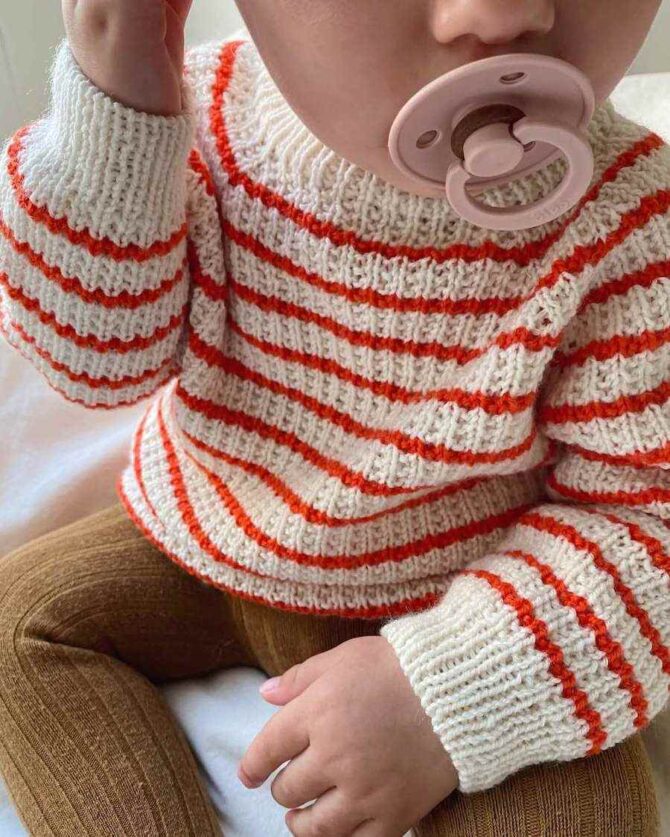 PetiteKnit wzory Friday Baby wzór na dziecięcy sweter do robienia na drutach