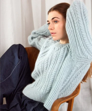 Kaja sweter 2403-10 Sandnes garn wzór swetra do robienia na drutach