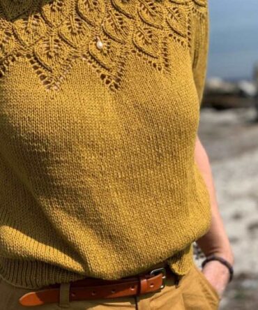 Le Knit Sommer Ella bluzka z okrągłym karczkiem oraz ażurowym motywem liści