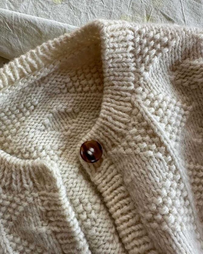 PetiteKnit Esther Jacket rozpinany sweter kurta z ciekawym wzorem