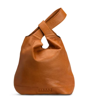 Dzana Muud Whisky Brąz torba projektowa ze skóry naturalnej, którą możesz założyć na przedramię.