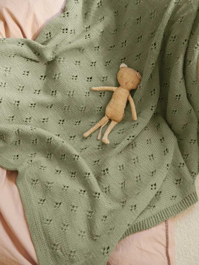 Sandnes Garn 2406-05 Clover Blanket kocyk dla dziecka w delikatny ażurowy wzór
