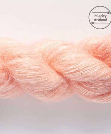 Woollala KidSilk Lace Emma Speckled delikatny moher w ciepłym kolorze brzoskwini z delikatnym nakrapianiem