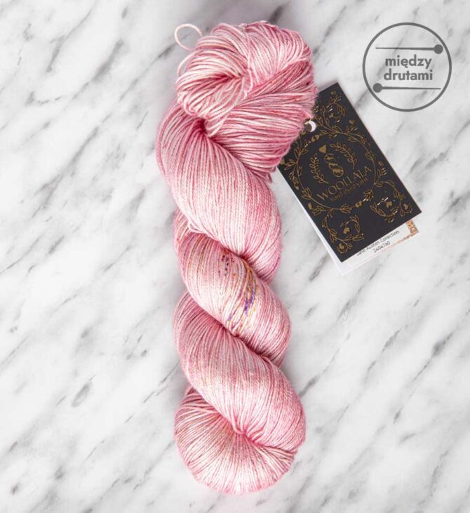 Woollala Pure Silk Lace 100 Emma Speckled jedwab farbowany ręcznie w kolorze różu z delikatnymi kropkami
