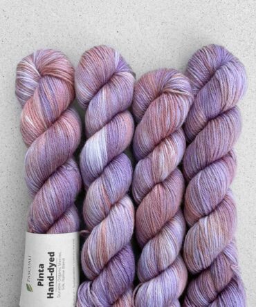 Pascuali Pinta Hand-dyed ręcznie farbowana ręcznie barwiona włóczka z wełny merino, jedwabiu i ramii.