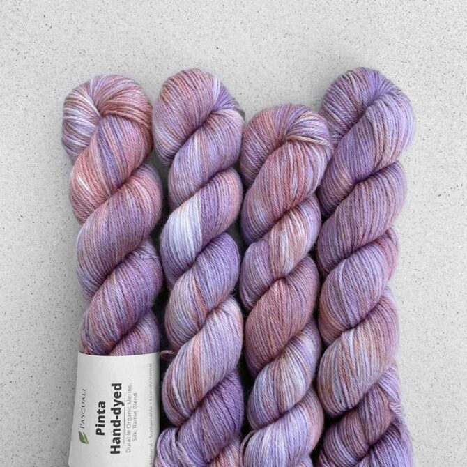 Pascuali Pinta Hand-dyed ręcznie farbowana ręcznie barwiona włóczka z wełny merino, jedwabiu i ramii.