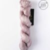 Lawendowe Latte Woollala Pure Silk 100 to przepiękny, ręcznie farbowany jedwab morwowy 100%. Delikatna lawendowa nuta z ciepłym odcieniem Latte.