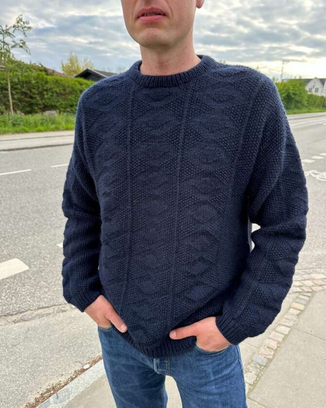 PetiteKnit wzory Esther Sweater Man wzór na sweter w ciekawy, strukturalny wzór z wełny norweskiej Peer Gynt.