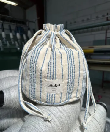 PetiteKnit torba projektowa Striped See to piękna i minimalistyczna torba projektowa z pikowanej bawełny. Idealna na wszelkiego rodzaju akcesoria dziewiarskie, a także druty i włóczkę.